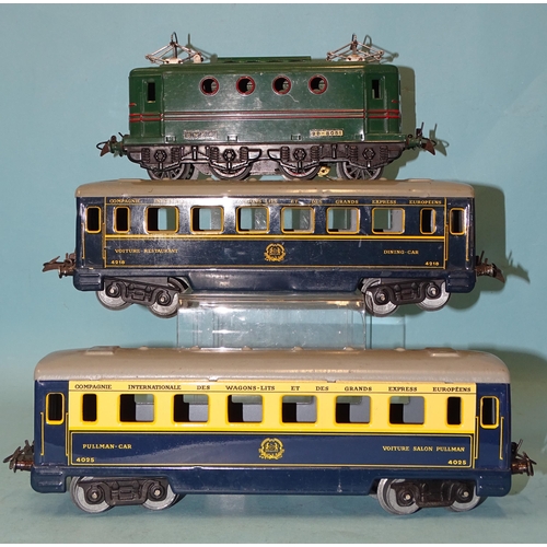 313 - Hornby O gauge, a French post-war three-rail overhead electric locomotive S.N.C.F. green, BB8051, a ... 