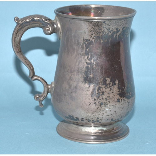 10 - A George III small silver tankard of waisted form, with 'C'-scroll handle, London 1786, maker John L... 