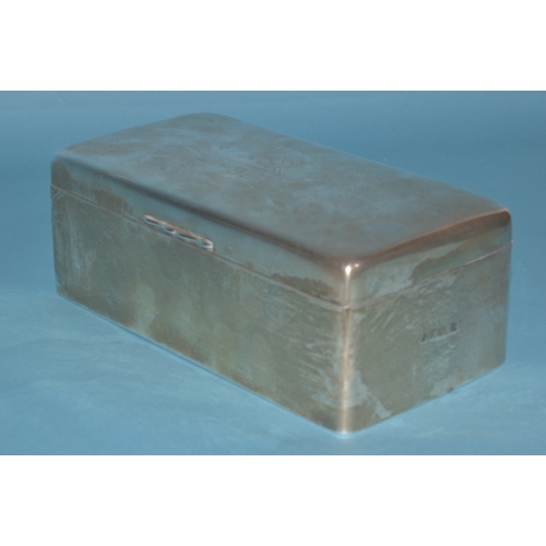 15 - An Edwardian silver rectangular cigarette box with wood-lined interior, Birmingham 1901, 18.5 x 9.5c... 