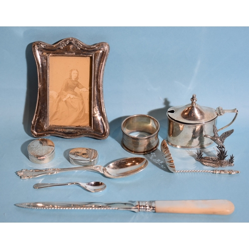 17 - A George V silver oval-shaped mustard, 8cm long, 6.5cm high, with spoon and blue glass liner, Birmin... 