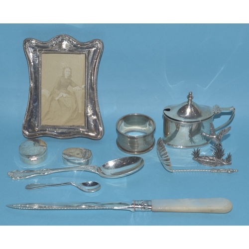 17 - A George V silver oval-shaped mustard, 8cm long, 6.5cm high, with spoon and blue glass liner, Birmin... 