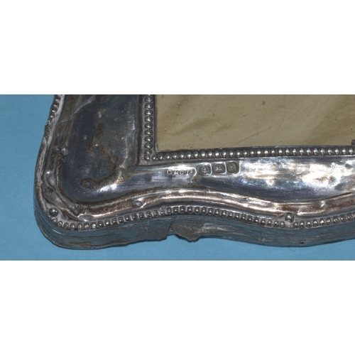 17 - A George V silver oval-shaped mustard, 8cm long, 6.5cm high, with spoon and blue glass liner, Birmin... 