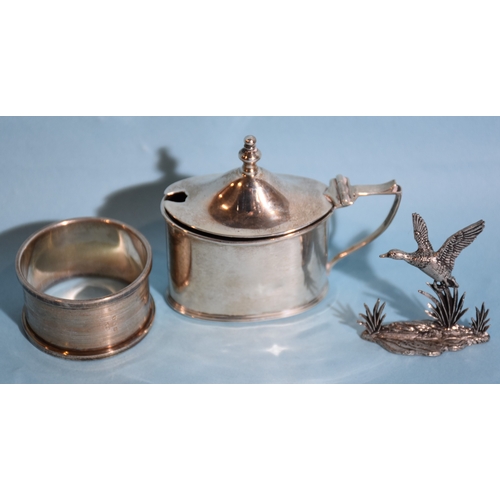 17 - A George V silver oval-shaped mustard, 8cm long, 6.5cm high, with spoon and blue glass liner, Birmin... 