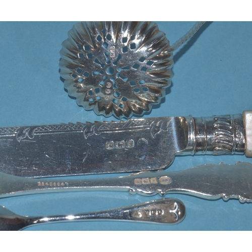 17 - A George V silver oval-shaped mustard, 8cm long, 6.5cm high, with spoon and blue glass liner, Birmin... 