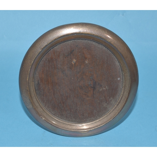 25 - A small circular silver photograph frame of plain form, 10.5cm diameter, Birmingham 1920, five vario... 