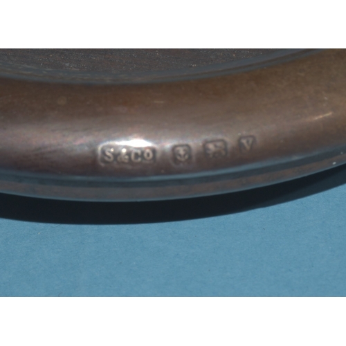 25 - A small circular silver photograph frame of plain form, 10.5cm diameter, Birmingham 1920, five vario... 