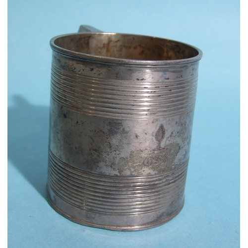 55 - A George III silver cylinder-shaped reeded tankard with engraved crest and initials, 7.5cm high, Lon... 