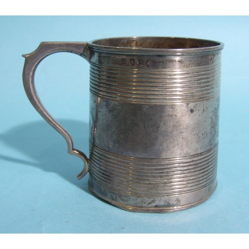 55 - A George III silver cylinder-shaped reeded tankard with engraved crest and initials, 7.5cm high, Lon... 
