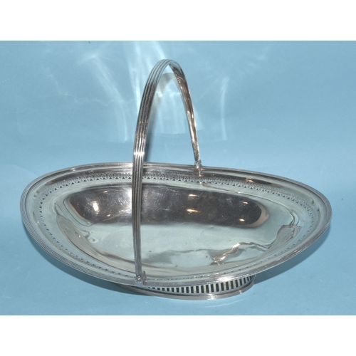46 - A late-Victorian silver oval fruit basket with pierced border decoration and pierced foot, with swin... 