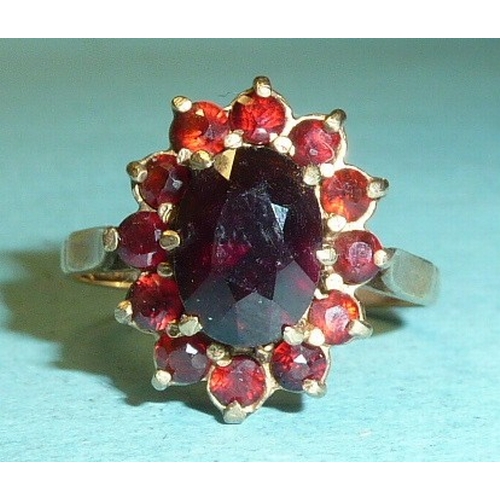 298 - A 9ct gold ring set garnet cluster, size M½, 2.6g.