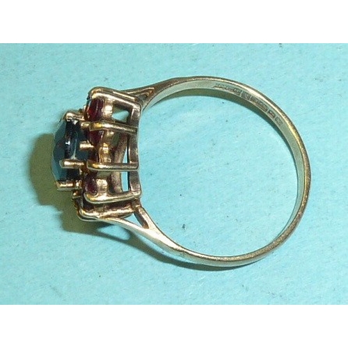 298 - A 9ct gold ring set garnet cluster, size M½, 2.6g.