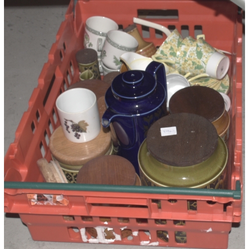 64 - An oblong Spode blue and white meat dish&nbsp;and various Hornsea and other pottery items.... 