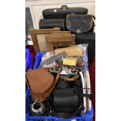 39 - A collection of various cameras, cine cameras and photographic equipment, including: Pentax Asahi KX... 