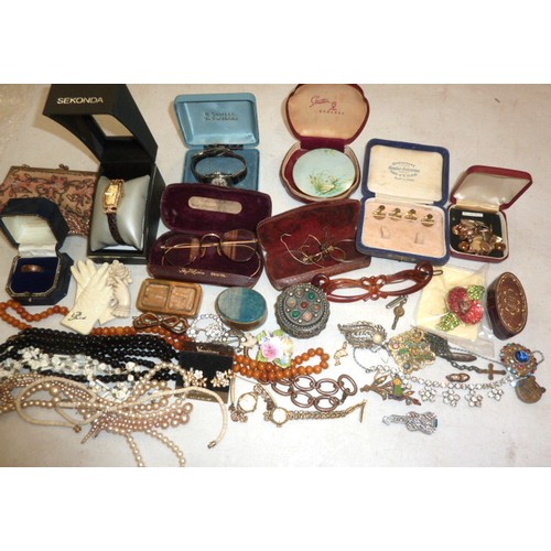 194 - A quantity of costume jewellery including a 