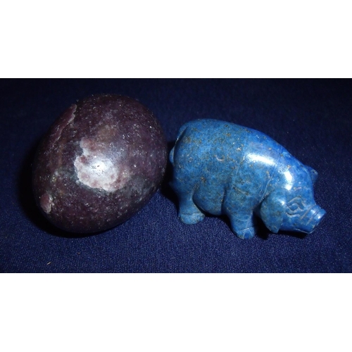 190 - Carved lapis stone pig (3.5cm high) and a carved hard stone egg (5cm high) (2)