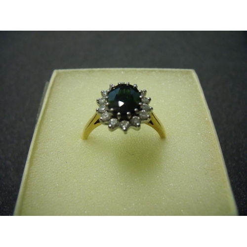 28 - 18ct gold green stone & diamond flower head ring (size M)