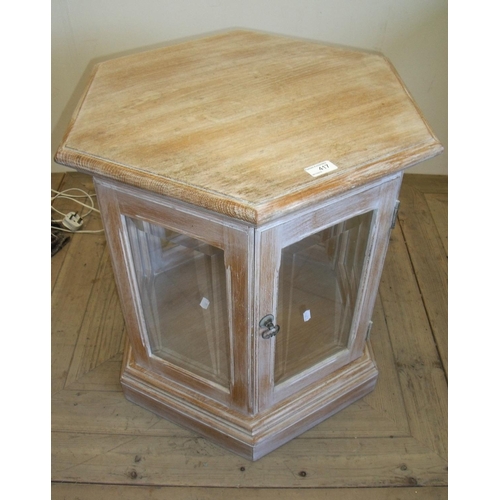 417 - Modern lined oak effect occasional table/display cabinet with bevelled edged glazed panels and singl... 