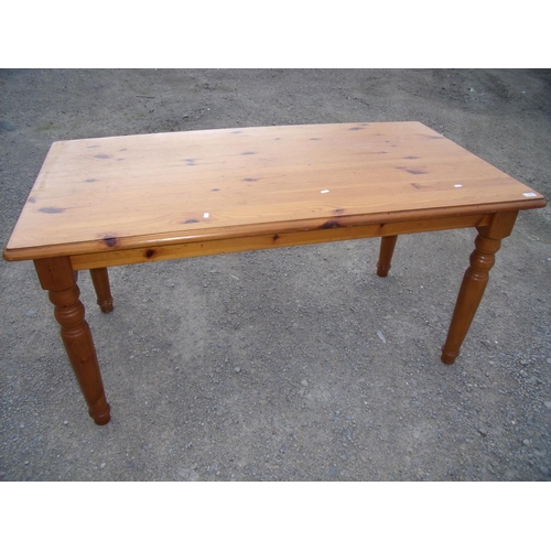 438 - Modern pine rectangular table on turned supports (length 150cm)