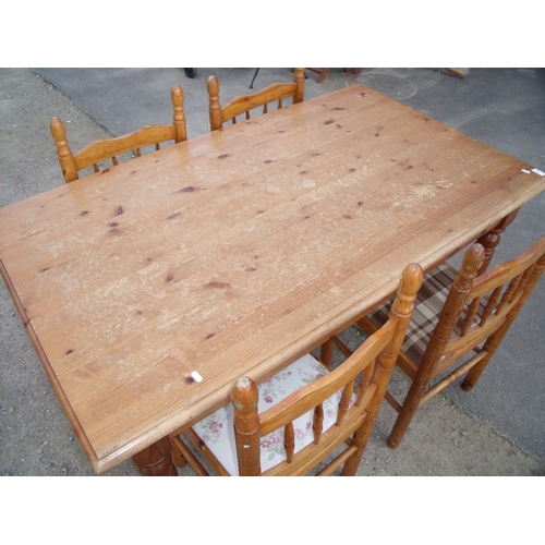 439 - Pine rectangular kitchen table on turned supports (length 150cm)