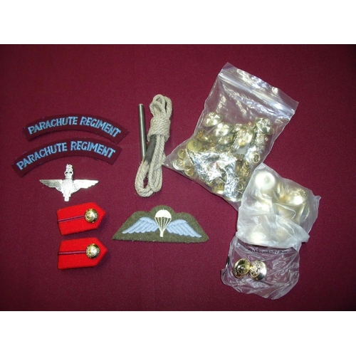 11 - Small selection of various British military items including cloth parachute wings and parachute regi... 
