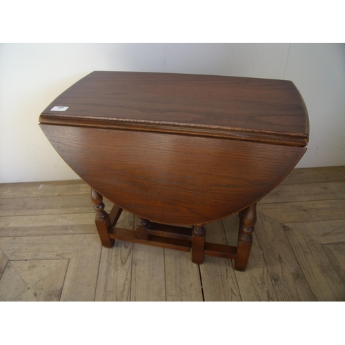 376 - Small oak drop leaf table (length 59cm, height 48cm)