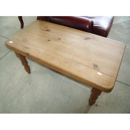 345 - Rectangular pine coffee table on turned supports (92cm x 47cm x 48cm)