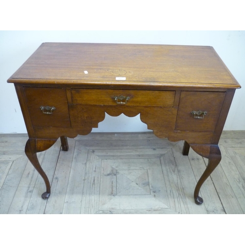 415 - Early 20th C walnut kneehole desk/dressing table