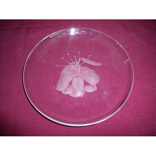 33 - Etched glass Studio ware plate depicting a lily, signed to the rim (diameter 20.5cm)