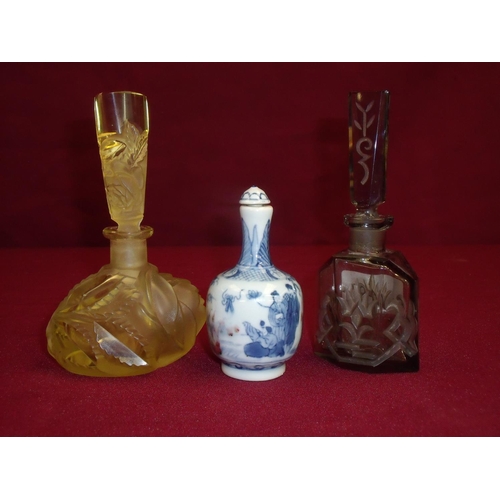 35 - Small Chinese blue & white bottle neck scent bottle depicting various figures (9.5cm high), early-mi... 