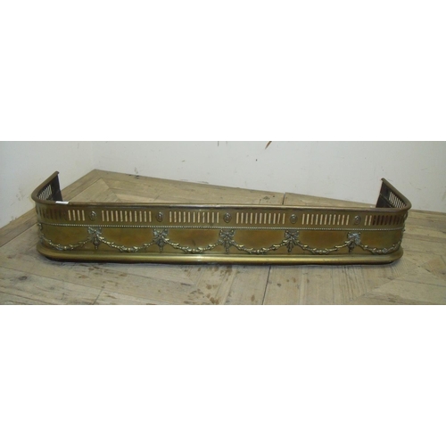 63 - Early 20th C brass fire fender with pierced detail (width 126cm)