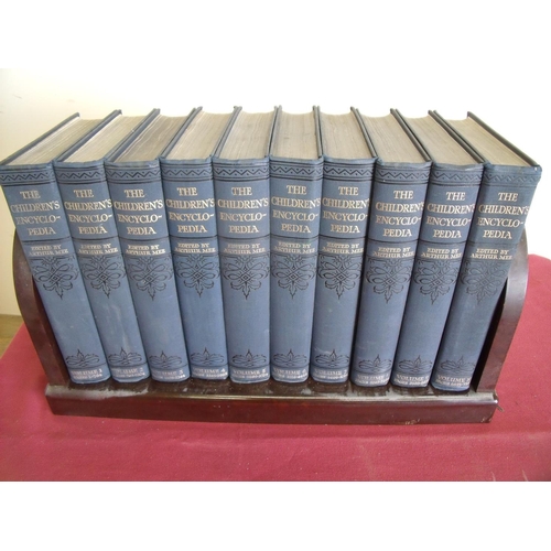 108 - Set of Children's Encyclopaedias edited by Arthur Mee in ten volumes, set in an Art deco style book ... 