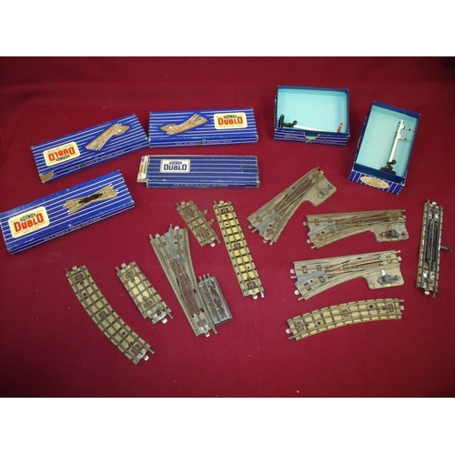 195 - Box containing a selection of various boxed and unboxed Hornby Dublo three rail points, D1 signals, ... 