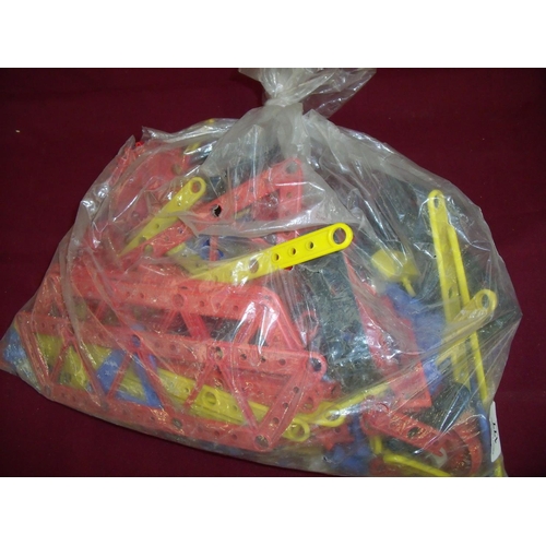 170 - Selection of various toy Connects style plastic connecting construction items