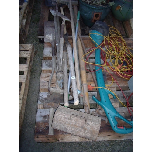 95 - Selection of various garden tools including spades, loppers, electric strimmer and a small metal too... 