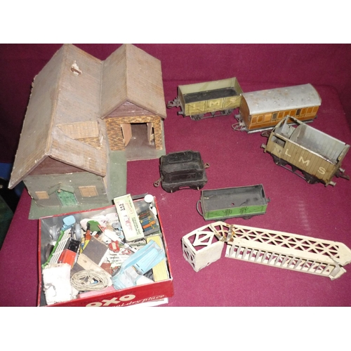 158 - Large box containing a large selection of 0 gauge railway including various rolling stock, carriages... 