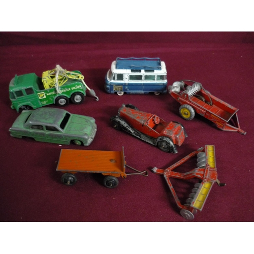 197 - Small selection of diecast vehicles including Matchbox, Matchbox Service Station, breakdown tractor,... 