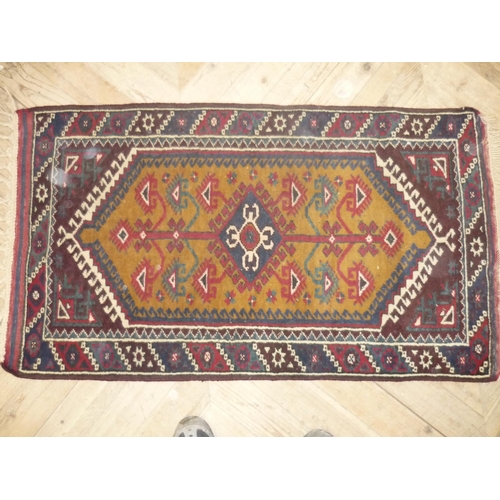 417 - Small rectangular Persian style woollen rug (75cm x 140cm)