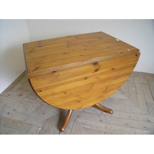 437 - Modern pine drop leaf kitchen table on four supports and turned column