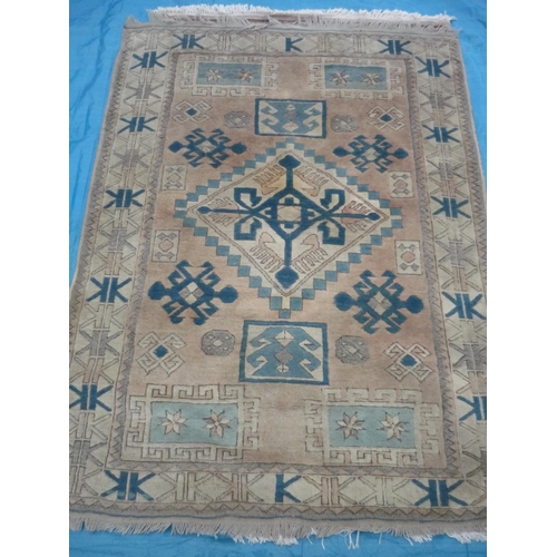 442 - Persian style rug with central medallion and patterned border (190cm x 140cm)