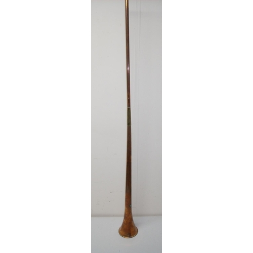 39 - Copper coaching style horn (length 125cm)