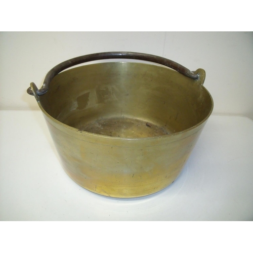 61 - A large brass jam pan with swing handle (diameter 32cm)