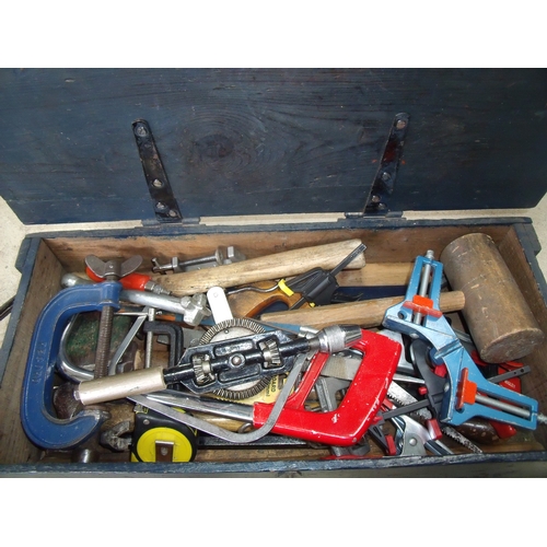 86 - Wooden tool box containing a selection of various tools