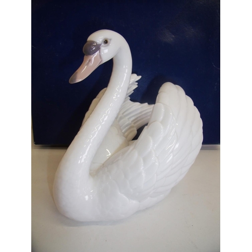 1 - Large Lladro figure of a swan No 5231 (18cm high)