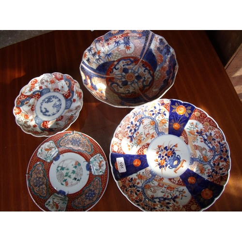 33 - Large Imari pattern charger, two shallow dishes and similar bowl (4)
