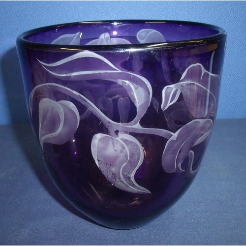 26 - Signed Julia Linstead studio glassware pink amethyst and purple lily pattern tall bowl vase (16cm x ... 