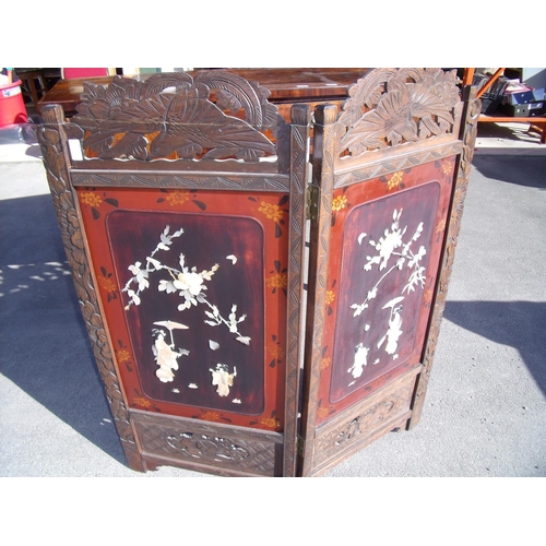389 - Early 20th C carved hardwood lacquered and Mother of Pearl inlaid two sectional oriental firescreen ... 