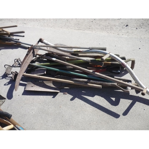125 - Selection of garden tools including a scythe, trench digger, hose and shovels