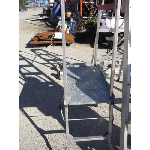 162 - Metal painted ladder and platform