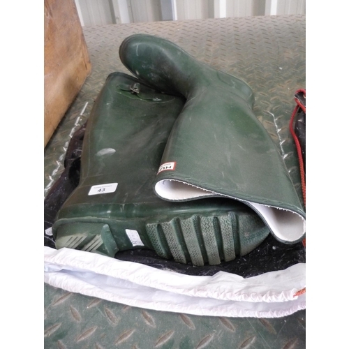 43 - Pair of Hunter wellingtons size 8