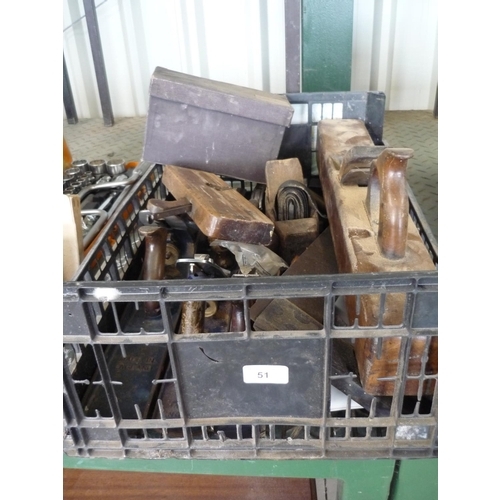 51 - Box containing planes of very good order made by Record, and other woodworking equipment
